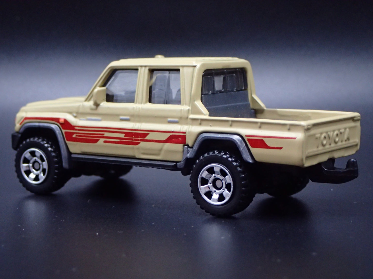 TOYOTA LAND CRUISER 78 SERIES DOUBLE CAB TRUCK 1/64 SCALE DIECAST MODEL CAR