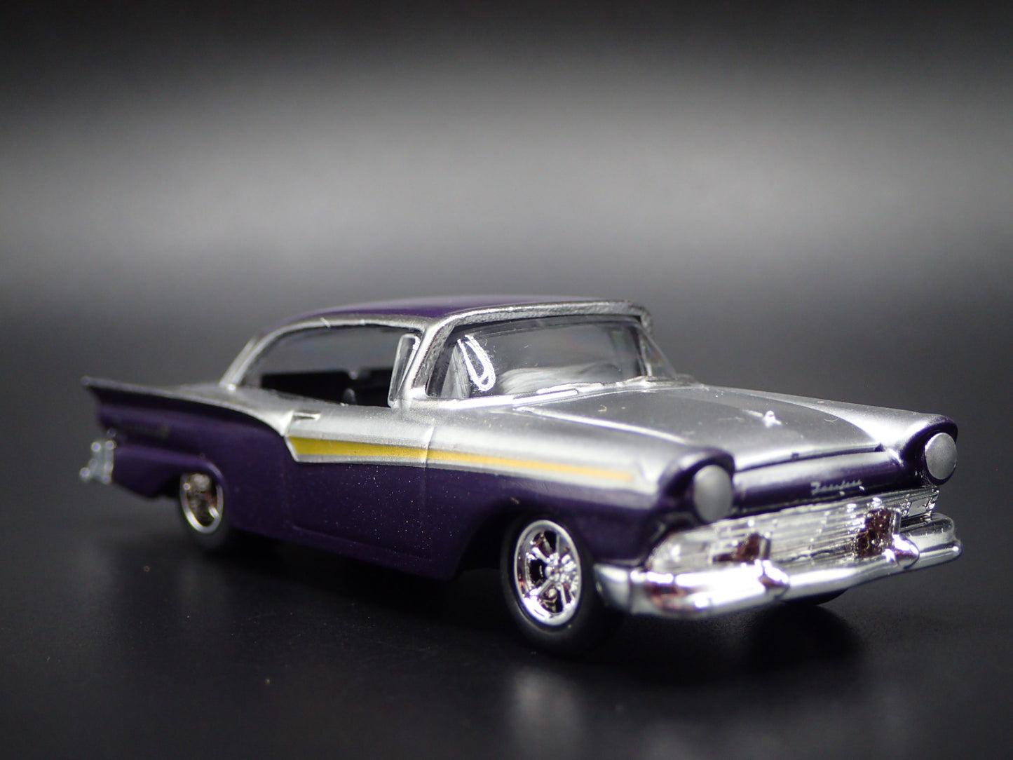 1957 57 FORD FAIRLANE 500 RARE 1:64 SCALE COLLECTIBLE DIORAMA DIECAST MODEL CAR