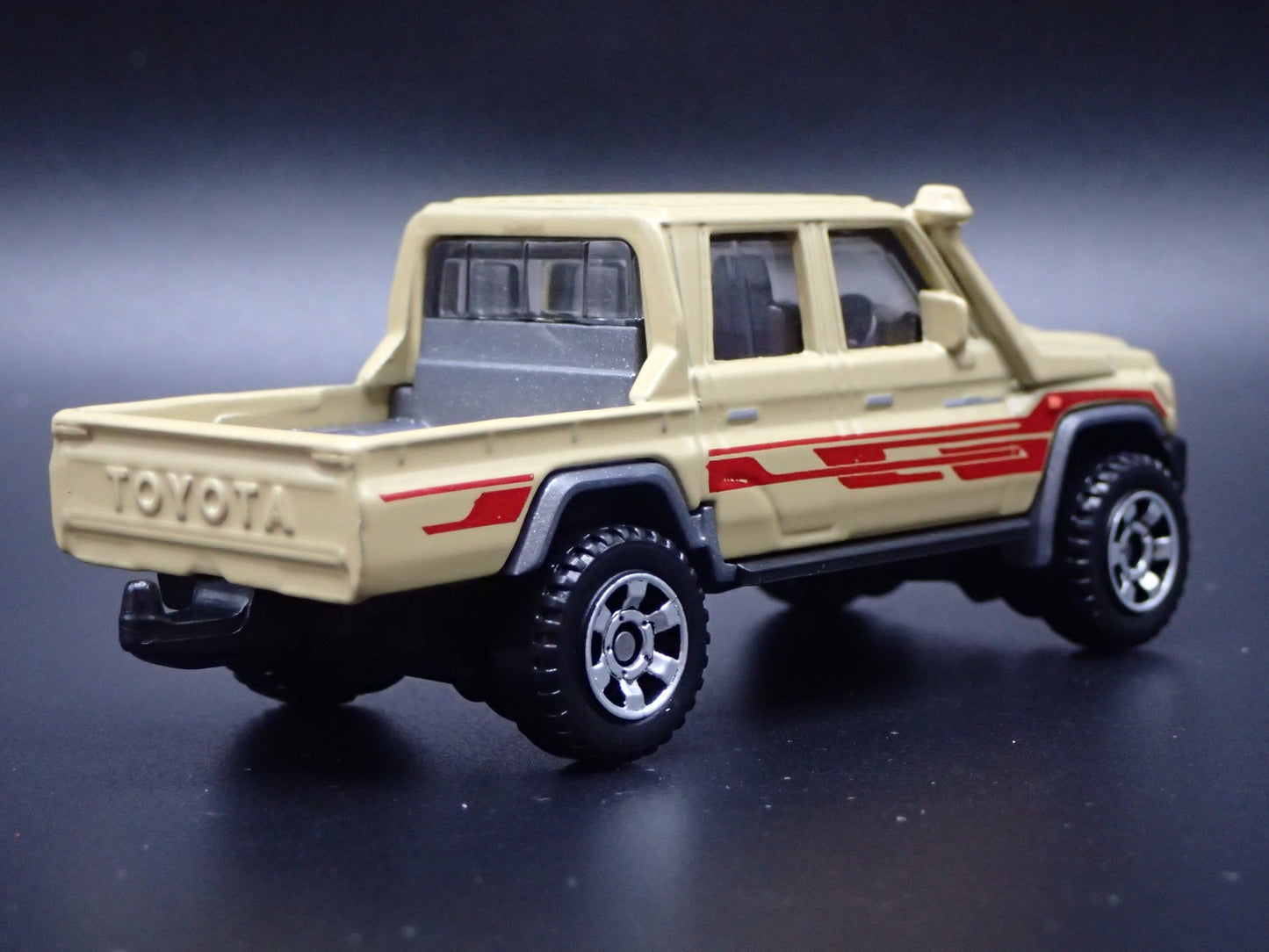 TOYOTA LAND CRUISER 78 SERIES DOUBLE CAB TRUCK 1/64 SCALE DIECAST MODEL CAR