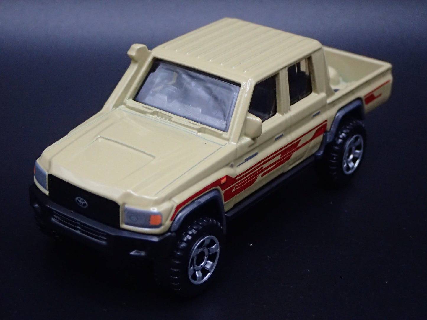 TOYOTA LAND CRUISER 78 SERIES DOUBLE CAB TRUCK 1/64 SCALE DIECAST MODEL CAR