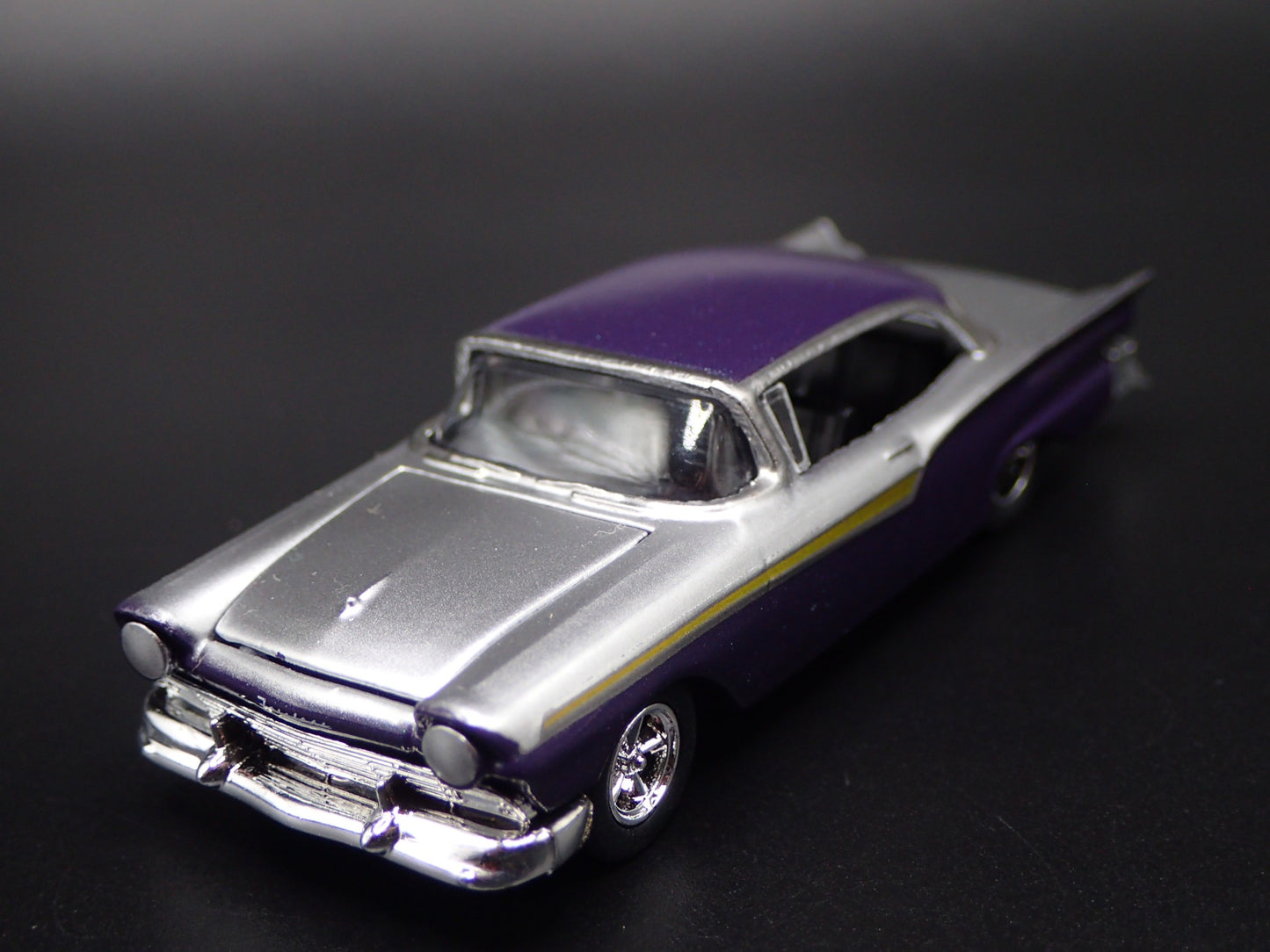 1957 57 FORD FAIRLANE 500 RARE 1:64 SCALE COLLECTIBLE DIORAMA DIECAST MODEL CAR