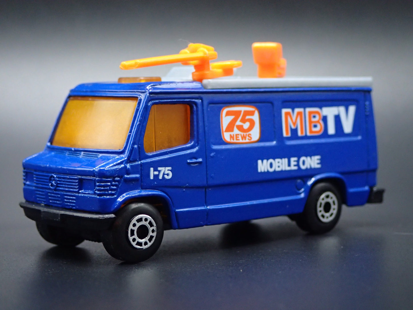 TV NEWS TRUCK VINTAGE BLUE 1:64 SCALE COLLECTIBLE DIORAMA DIECAST MODEL CAR