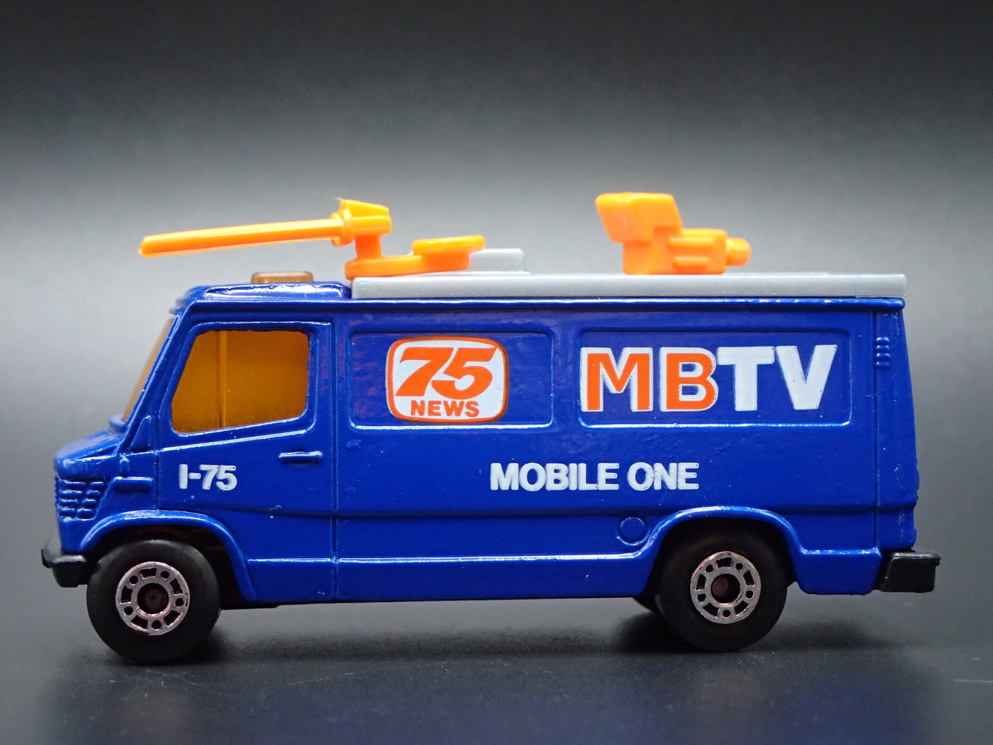 TV NEWS TRUCK VINTAGE BLUE 1:64 SCALE COLLECTIBLE DIORAMA DIECAST MODEL CAR