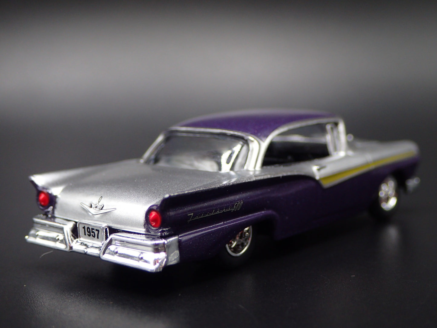 1957 57 FORD FAIRLANE 500 RARE 1:64 SCALE COLLECTIBLE DIORAMA DIECAST MODEL CAR