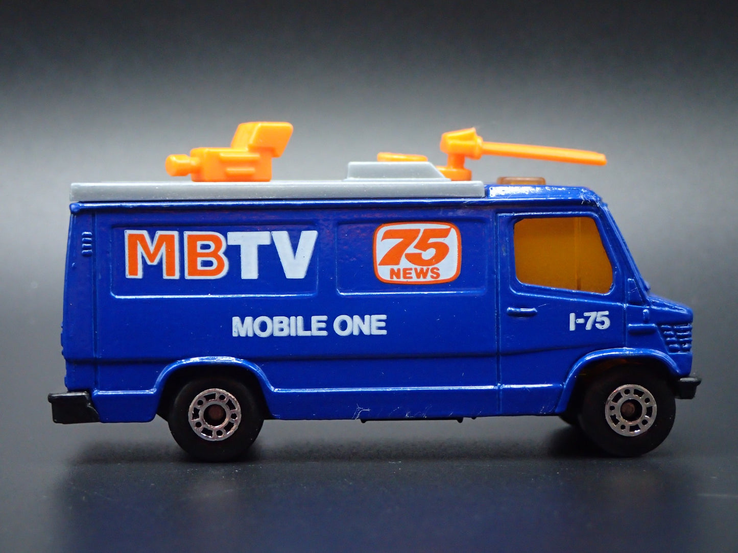 TV NEWS TRUCK VINTAGE BLUE 1:64 SCALE COLLECTIBLE DIORAMA DIECAST MODEL CAR