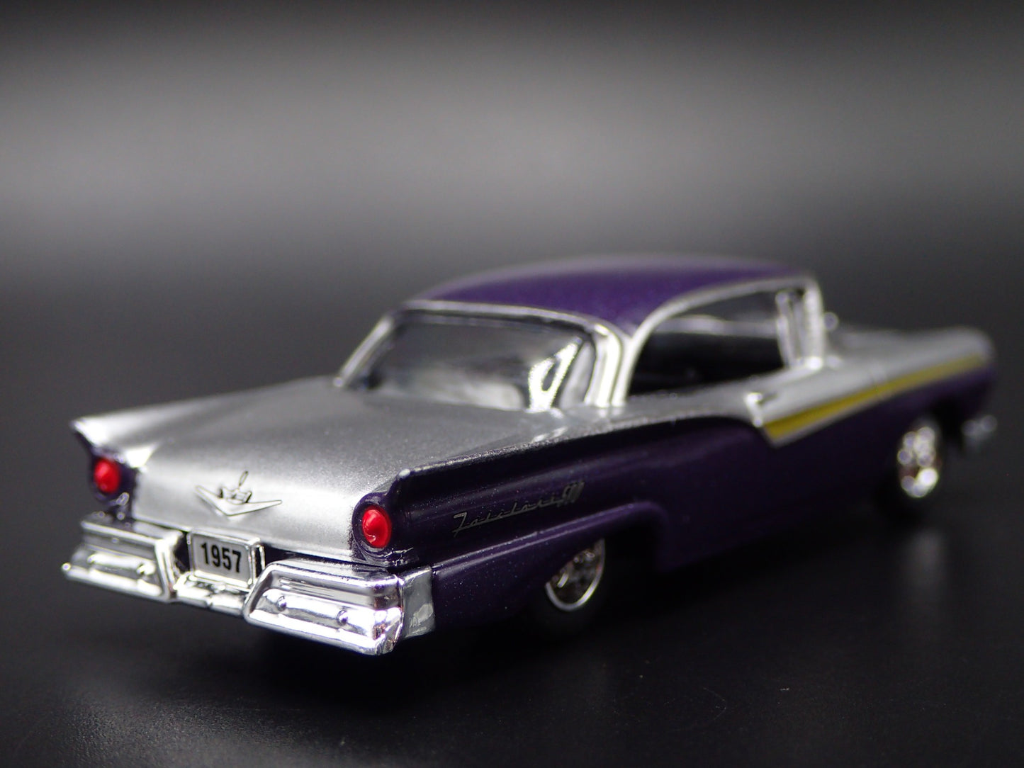 1957 57 FORD FAIRLANE 500 RARE 1:64 SCALE COLLECTIBLE DIORAMA DIECAST MODEL CAR