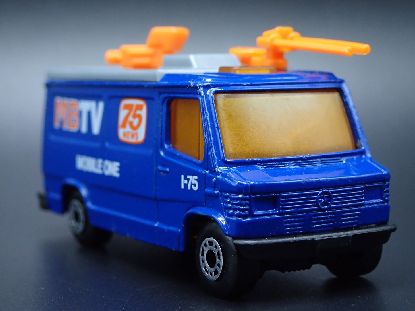 TV NEWS TRUCK VINTAGE BLUE 1:64 SCALE COLLECTIBLE DIORAMA DIECAST MODEL CAR