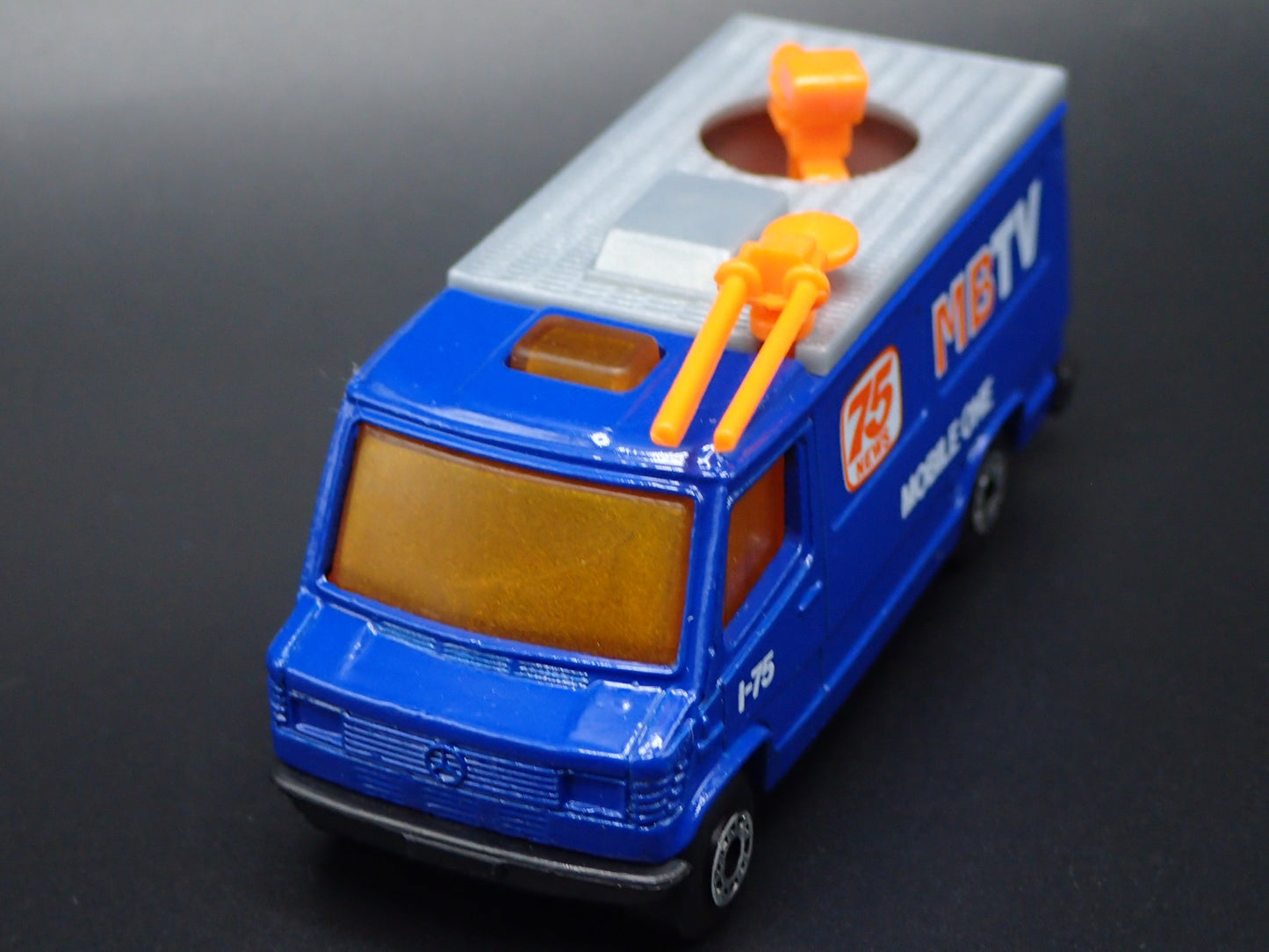 TV NEWS TRUCK VINTAGE BLUE 1:64 SCALE COLLECTIBLE DIORAMA DIECAST MODEL CAR
