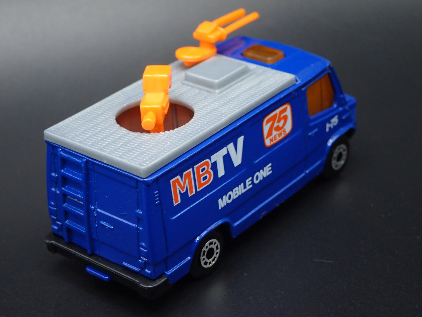 TV NEWS TRUCK VINTAGE BLUE 1:64 SCALE COLLECTIBLE DIORAMA DIECAST MODEL CAR