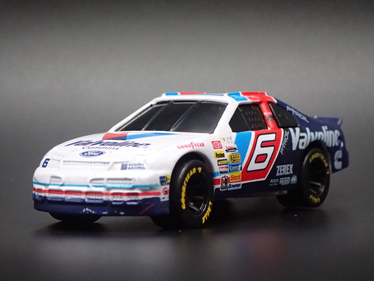 1995 95 FORD THUNDERBIRD 6 MARK MARTIN NASCAR 1:64 SCALE DIECAST MODEL CAR
