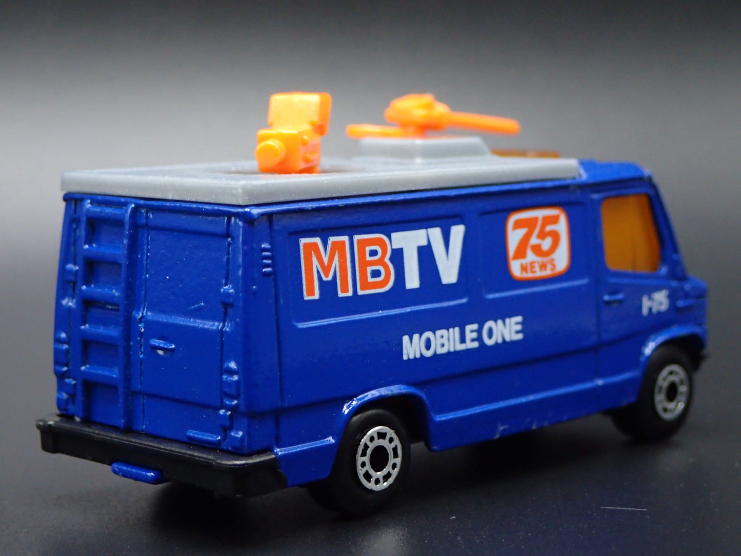 TV NEWS TRUCK VINTAGE BLUE 1:64 SCALE COLLECTIBLE DIORAMA DIECAST MODEL CAR
