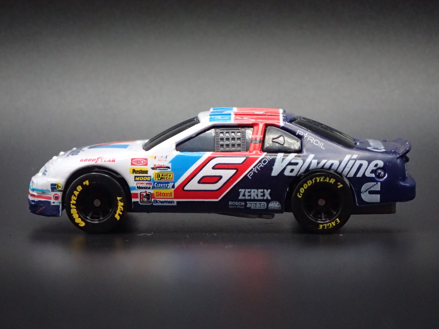 1995 95 FORD THUNDERBIRD 6 MARK MARTIN NASCAR 1:64 SCALE DIECAST MODEL CAR