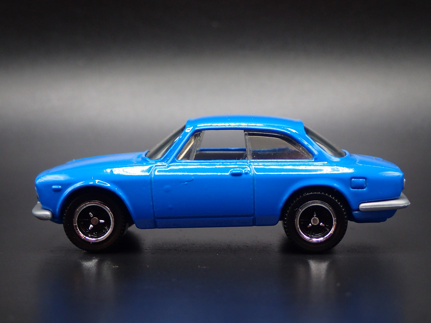 1965-1969 ALFA ROMEO GIULIA SPRINT GTA BLUE 1:64 SCALE DIORAMA DIECAST MODEL CAR
