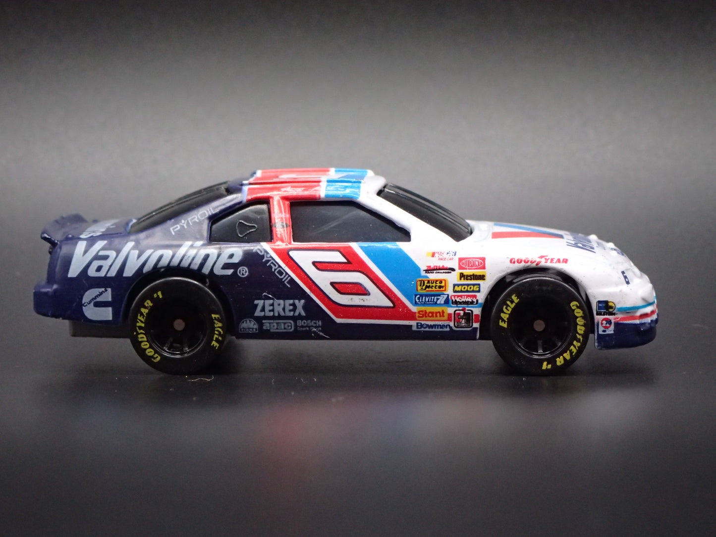 1995 95 FORD THUNDERBIRD 6 MARK MARTIN NASCAR 1:64 SCALE DIECAST MODEL CAR
