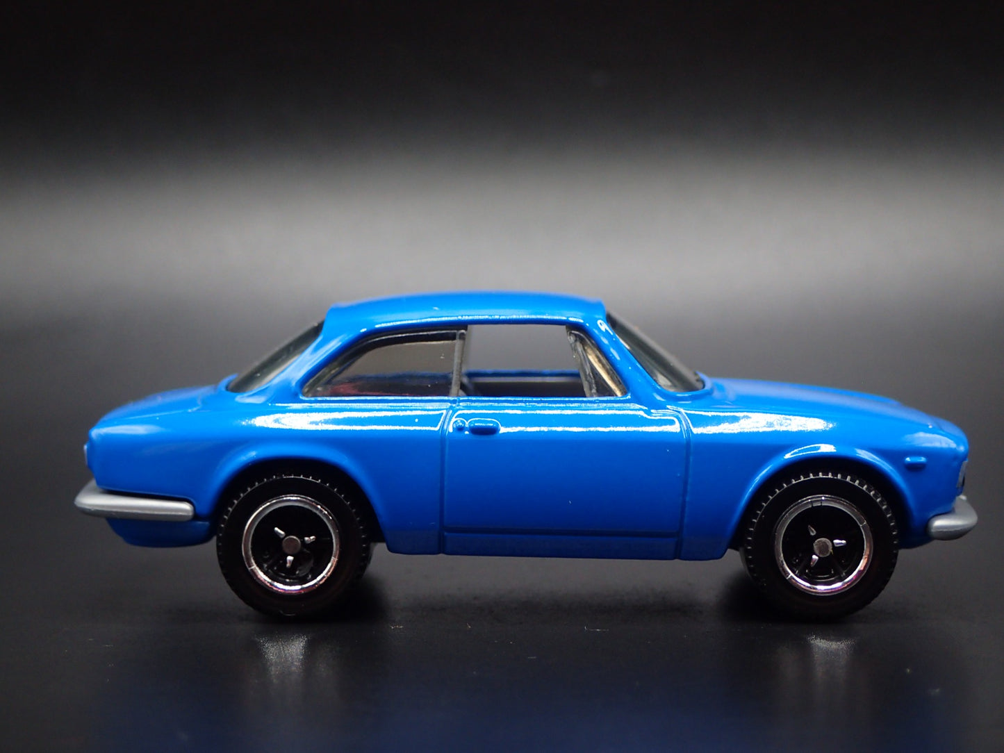 1965-1969 ALFA ROMEO GIULIA SPRINT GTA BLUE 1:64 SCALE DIORAMA DIECAST MODEL CAR