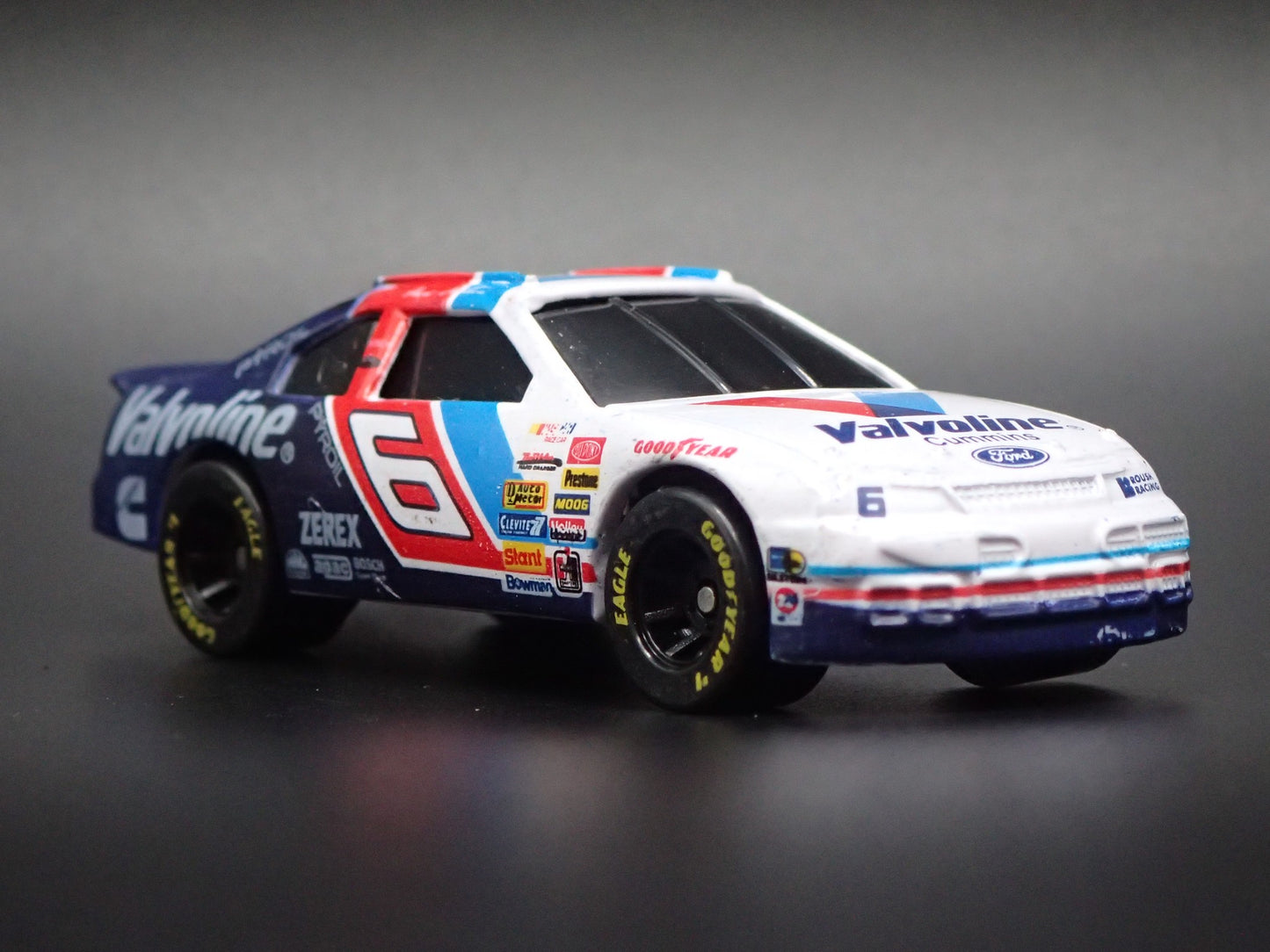 1995 95 FORD THUNDERBIRD 6 MARK MARTIN NASCAR 1:64 SCALE DIECAST MODEL CAR