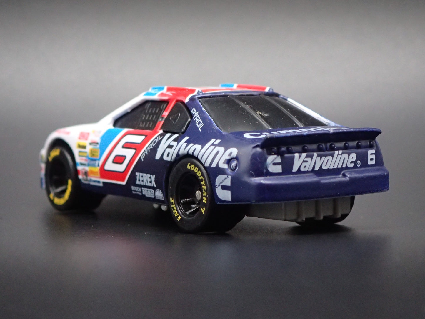 1995 95 FORD THUNDERBIRD 6 MARK MARTIN NASCAR 1:64 SCALE DIECAST MODEL CAR