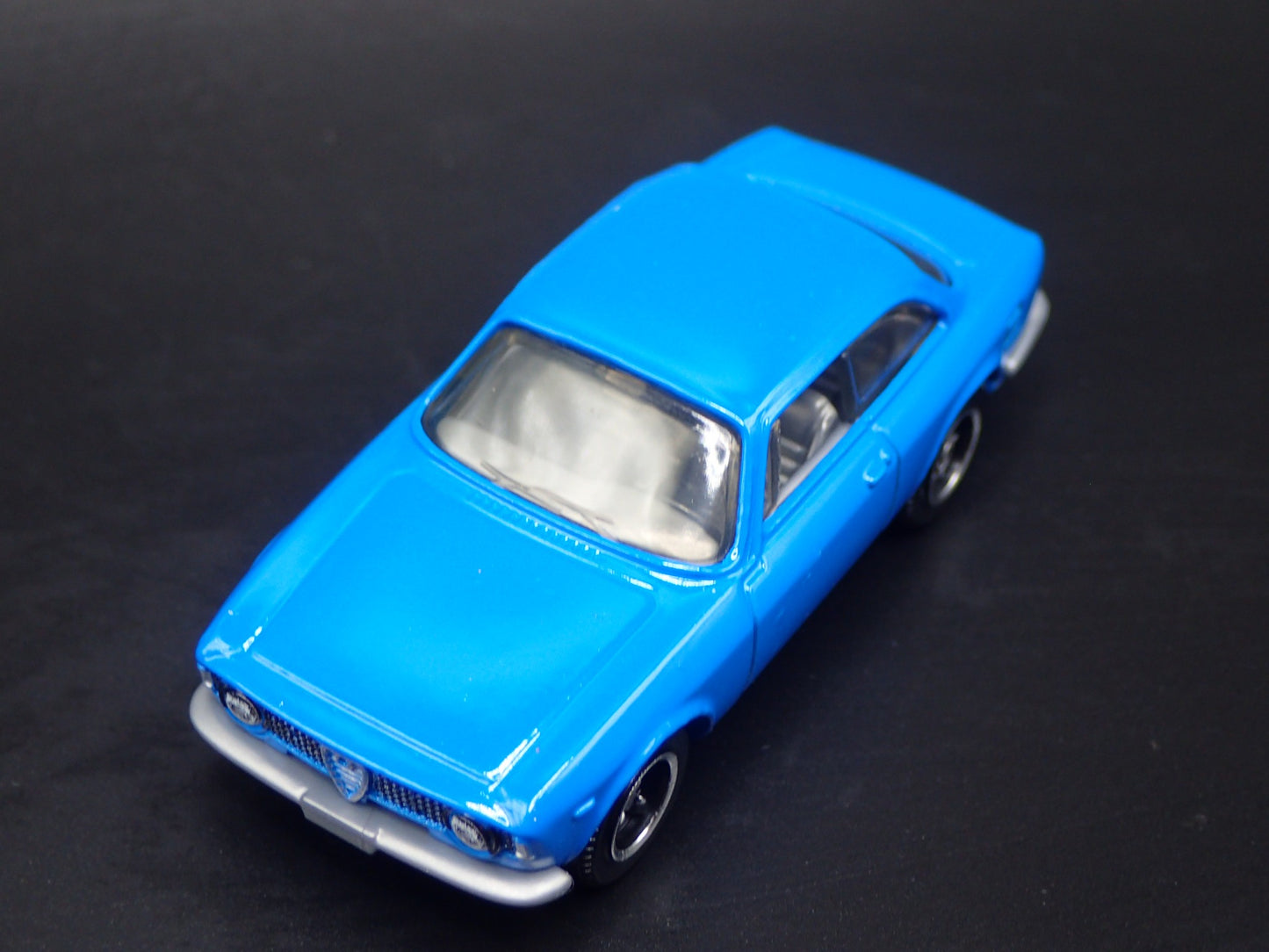 1965-1969 ALFA ROMEO GIULIA SPRINT GTA BLUE 1:64 SCALE DIORAMA DIECAST MODEL CAR