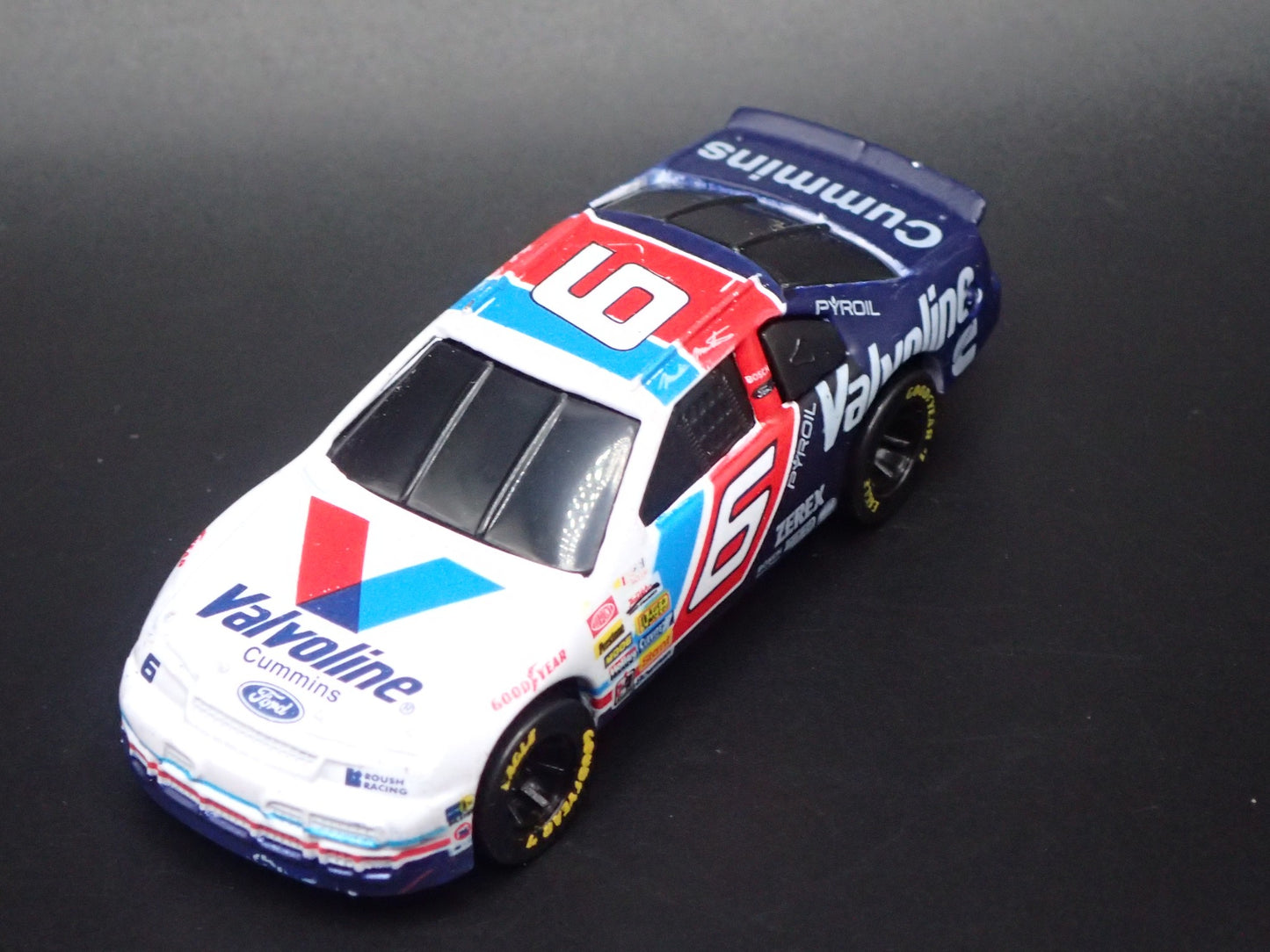 1995 95 FORD THUNDERBIRD 6 MARK MARTIN NASCAR 1:64 SCALE DIECAST MODEL CAR