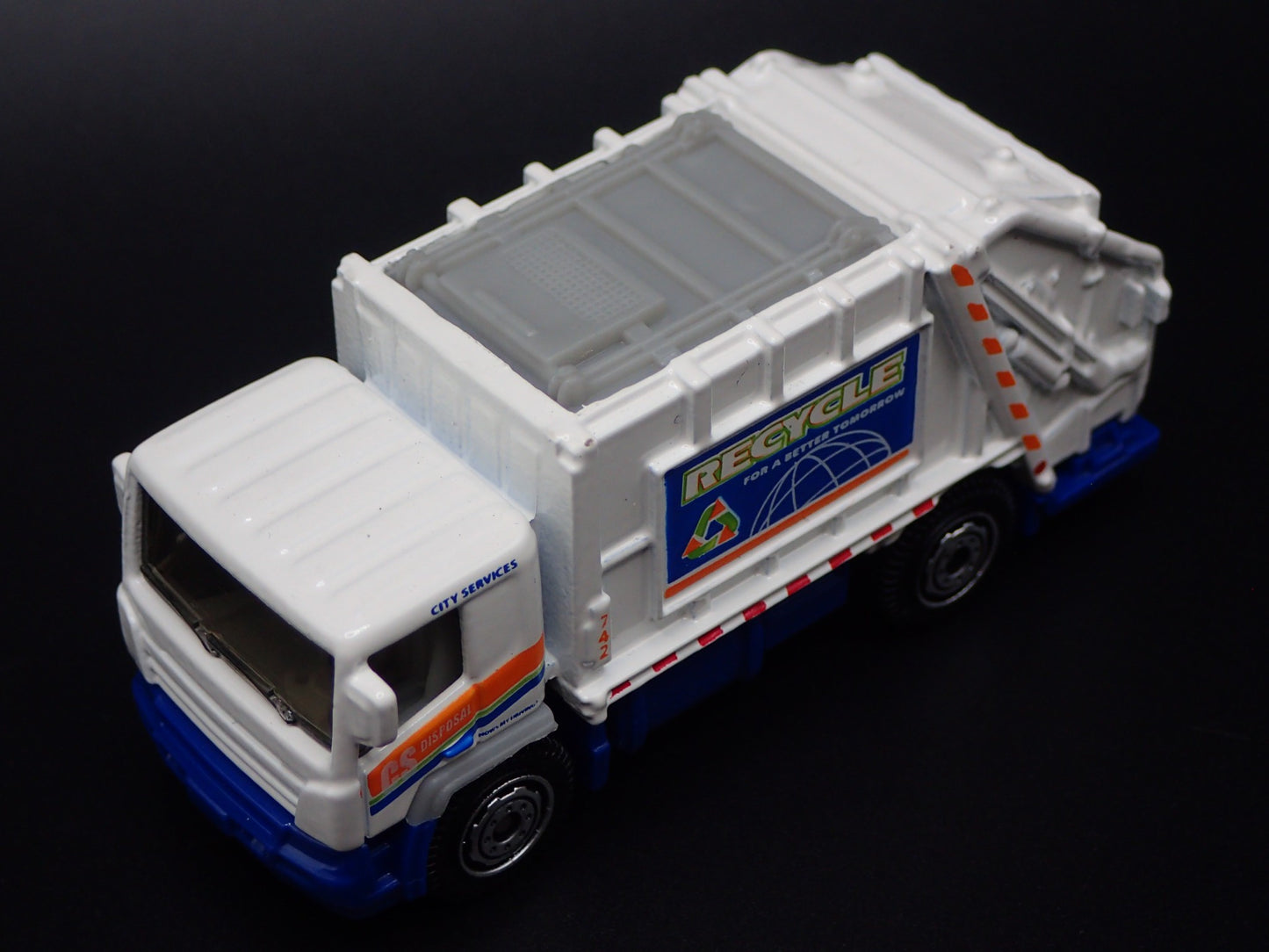 MODERN GARBAGE RECYCLING TRASH TRUCK 1/64 MB SCALE DIORAMA DIECAST MODEL CAR