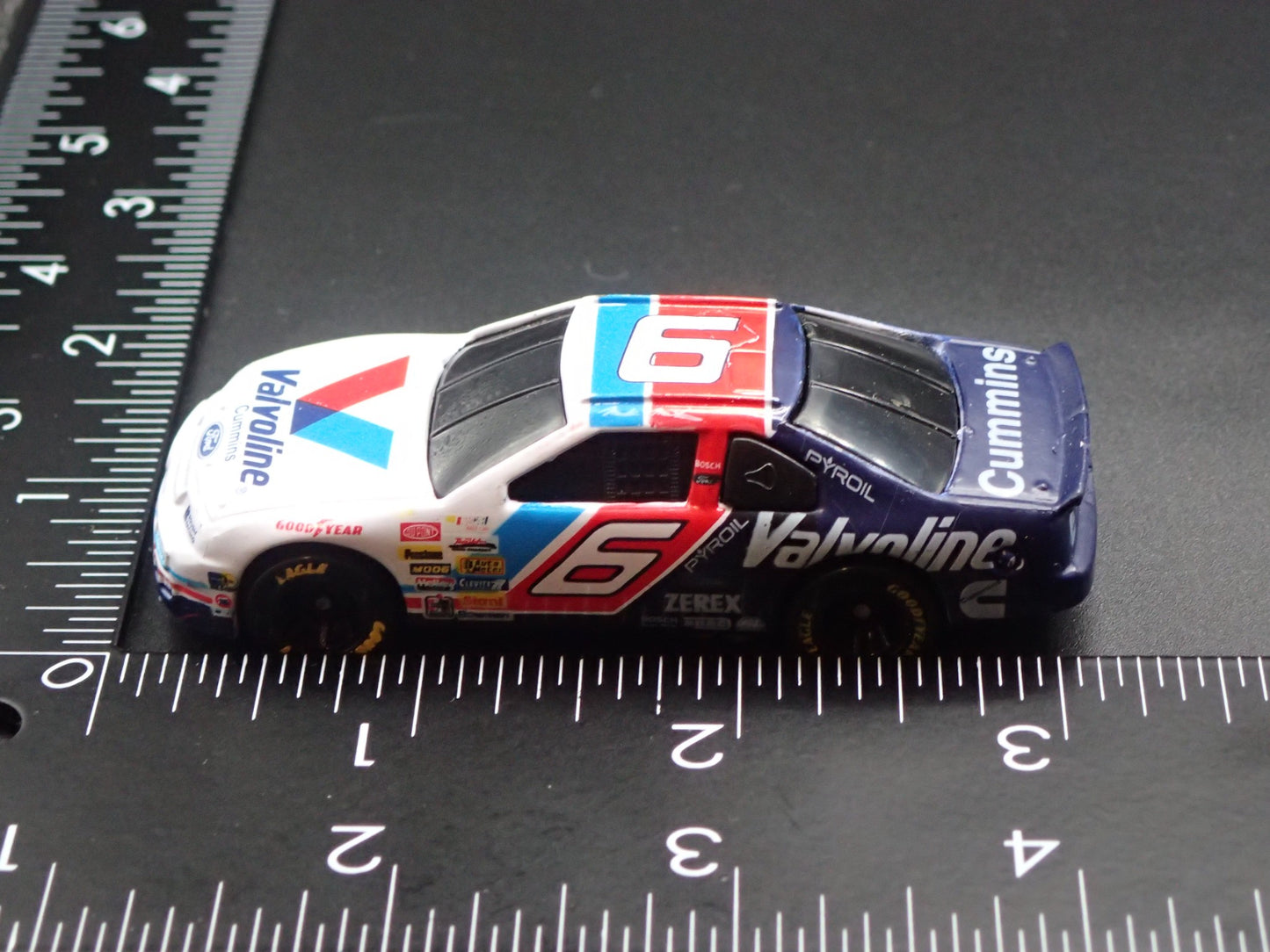 1995 95 FORD THUNDERBIRD 6 MARK MARTIN NASCAR 1:64 SCALE DIECAST MODEL CAR