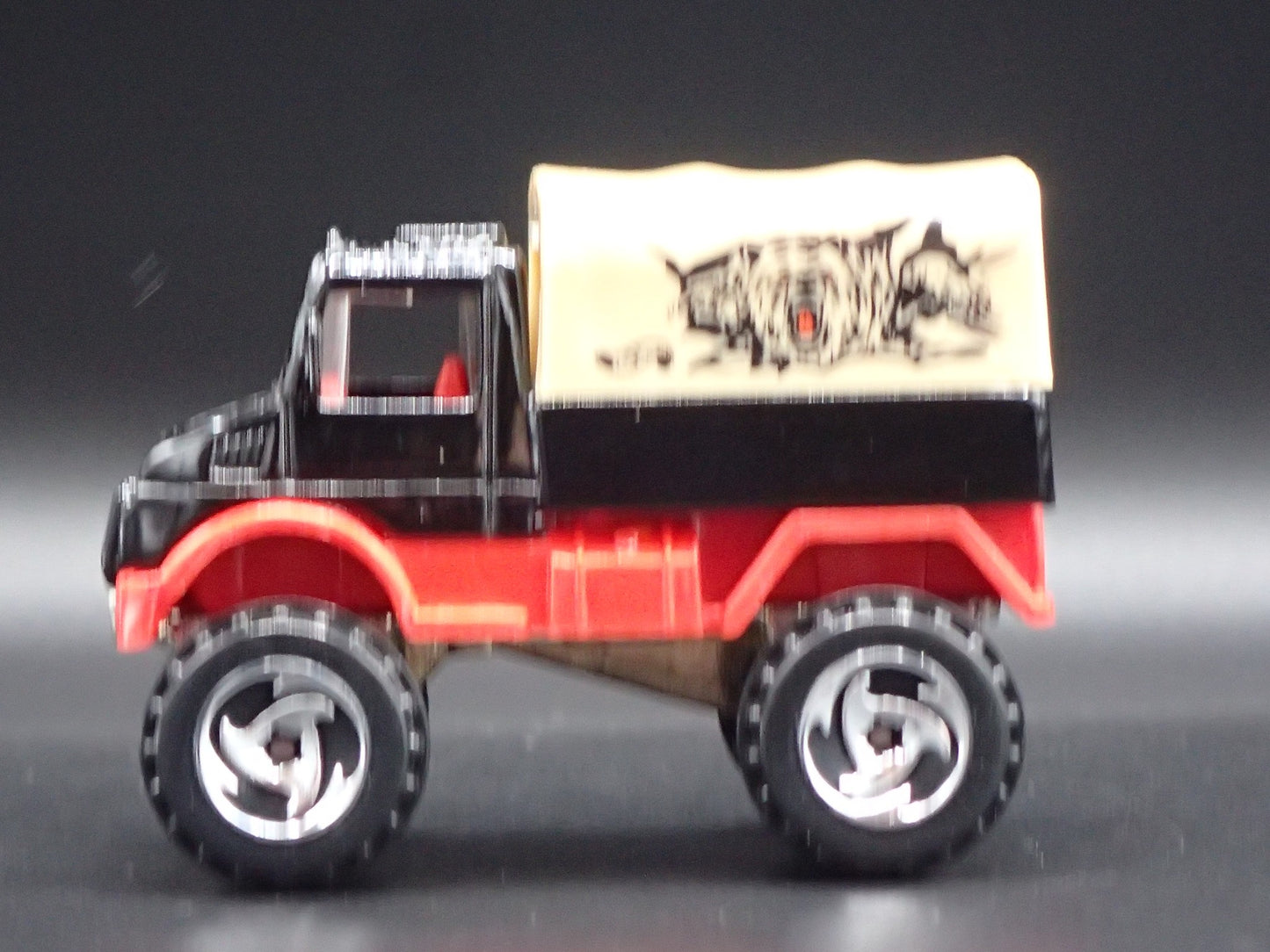 MERCEDES-BENZ UNIMOG UTILITY TRUCK BLACK 1:64 SCALE DIORAMA DIECAST MODEL CAR