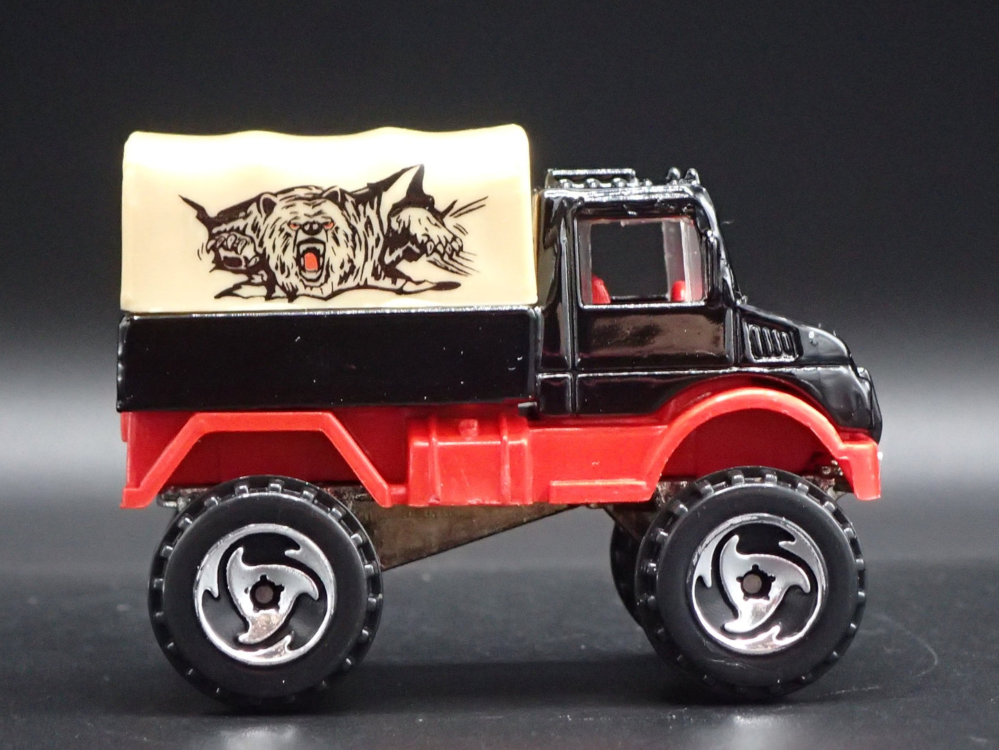 MERCEDES-BENZ UNIMOG UTILITY TRUCK BLACK 1:64 SCALE DIORAMA DIECAST MODEL CAR