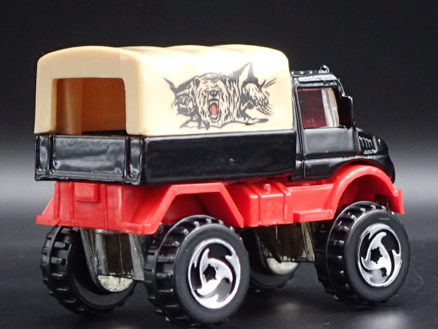 MERCEDES-BENZ UNIMOG UTILITY TRUCK BLACK 1:64 SCALE DIORAMA DIECAST MODEL CAR