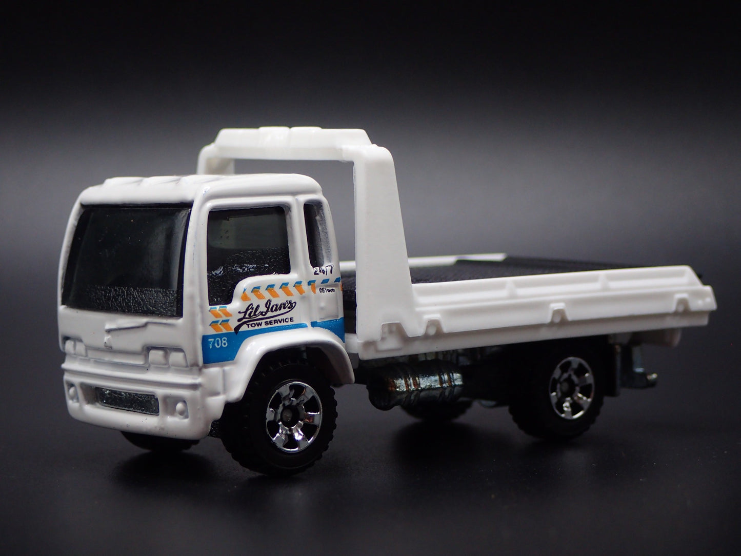 MODERN TOWING COMPANY FLATBED TRUCK WHITE 1/64 SCALE COLLECTIBLE DIECAST MODEL