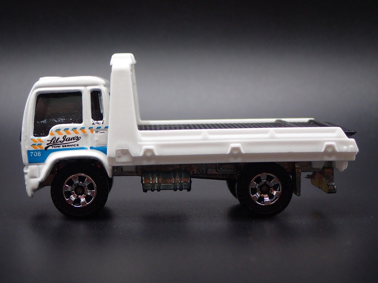 MODERN TOWING COMPANY FLATBED TRUCK WHITE 1/64 SCALE COLLECTIBLE DIECAST MODEL