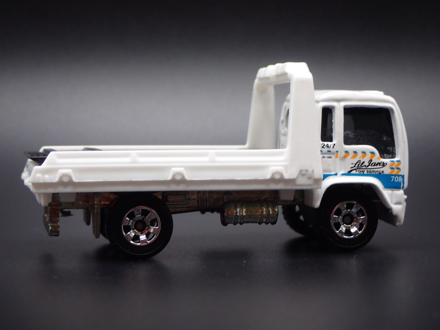 MODERN TOWING COMPANY FLATBED TRUCK WHITE 1/64 SCALE COLLECTIBLE DIECAST MODEL