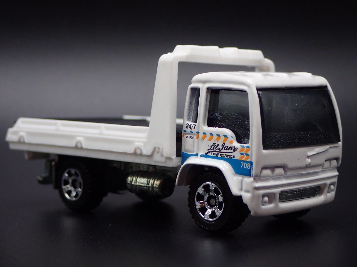 MODERN TOWING COMPANY FLATBED TRUCK WHITE 1/64 SCALE COLLECTIBLE DIECAST MODEL