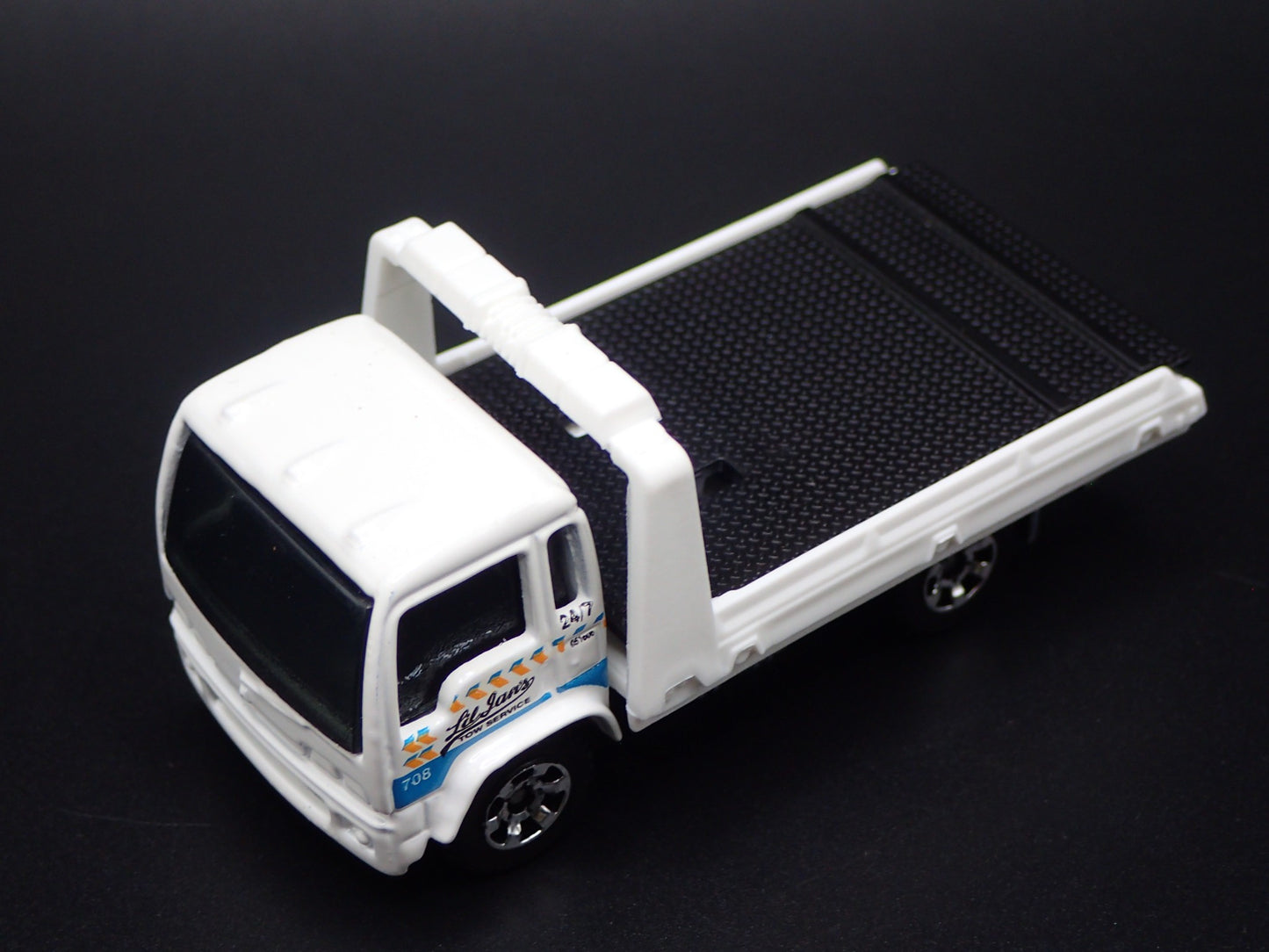 MODERN TOWING COMPANY FLATBED TRUCK WHITE 1/64 SCALE COLLECTIBLE DIECAST MODEL