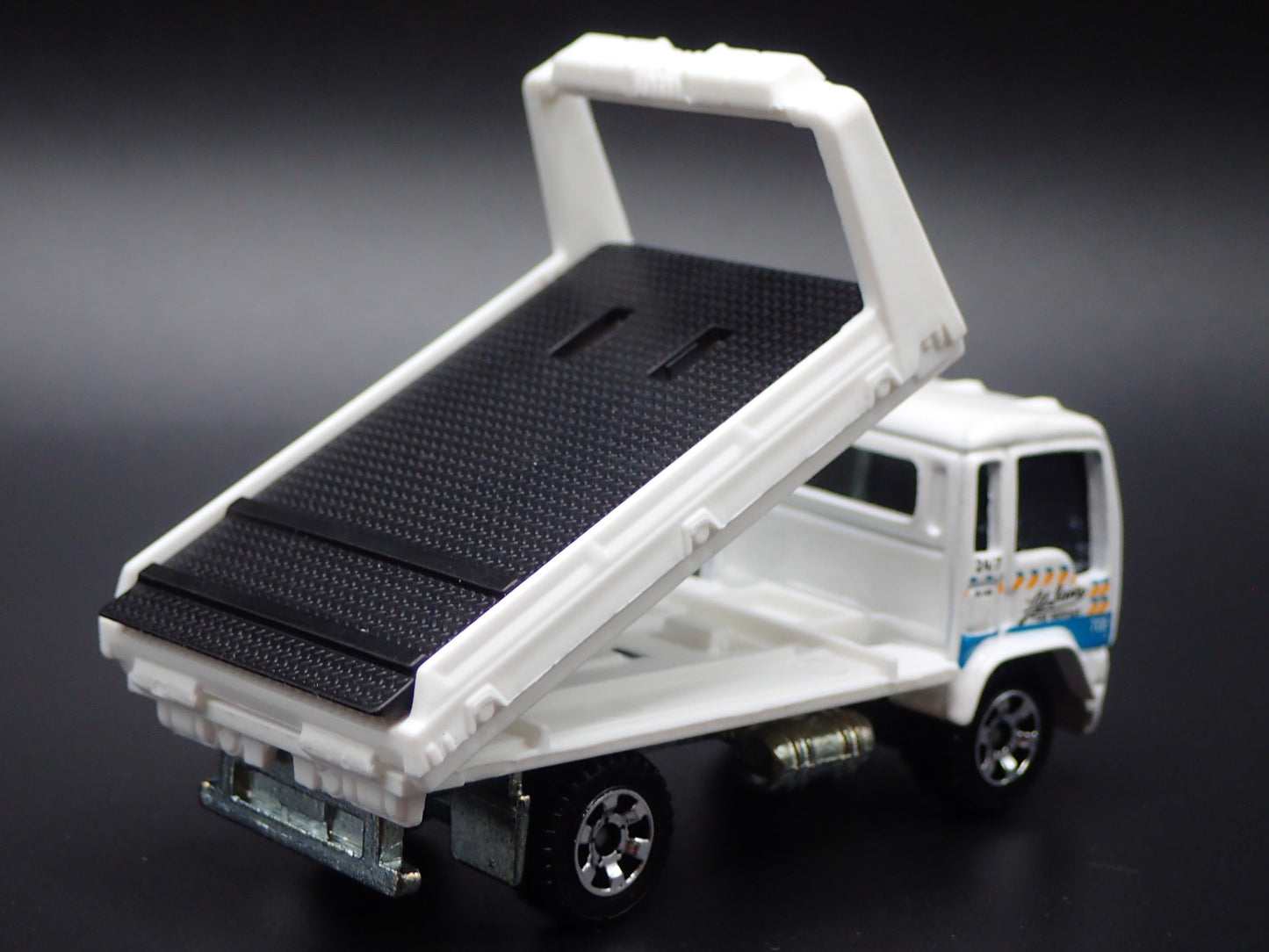 MODERN TOWING COMPANY FLATBED TRUCK WHITE 1/64 SCALE COLLECTIBLE DIECAST MODEL
