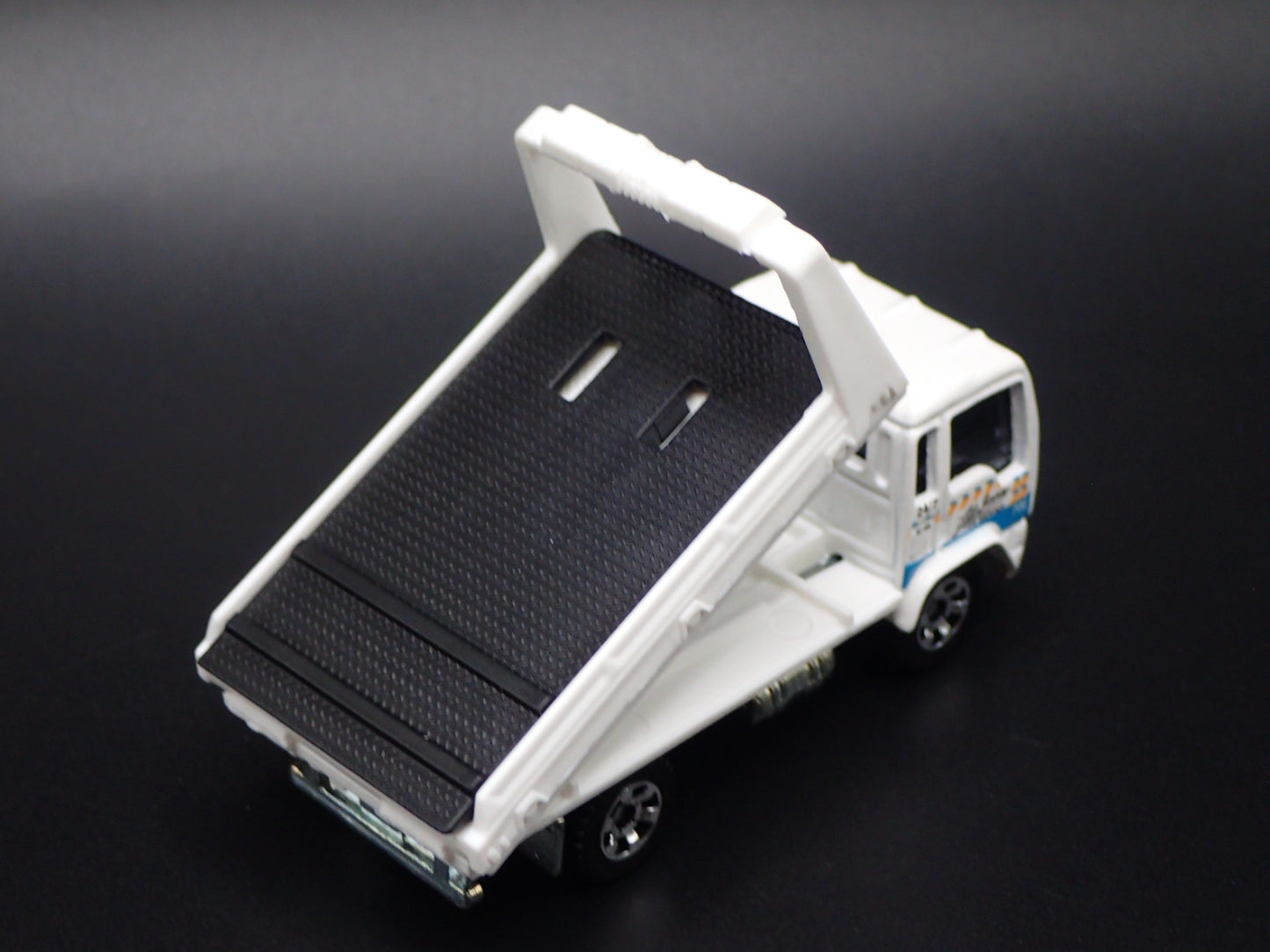 MODERN TOWING COMPANY FLATBED TRUCK WHITE 1/64 SCALE COLLECTIBLE DIECAST MODEL