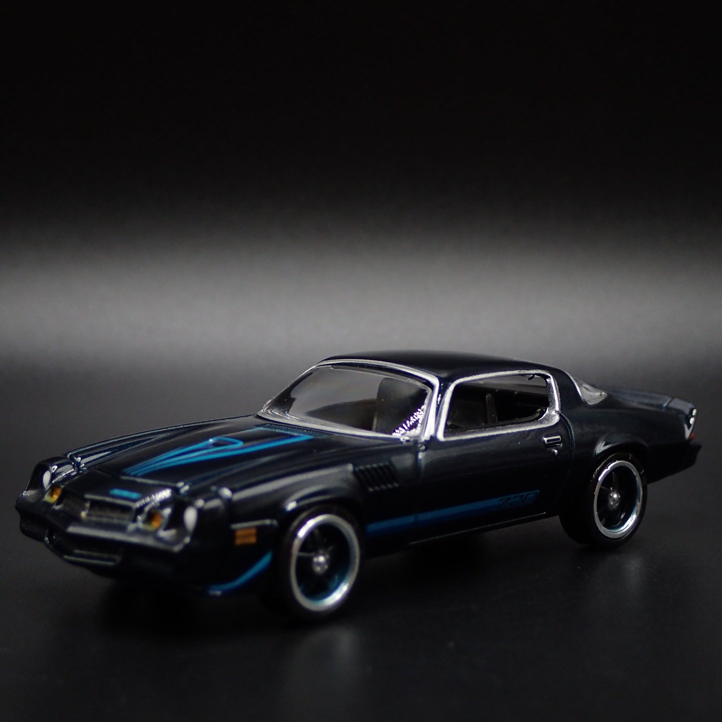 1979 79 CHEVY CHEVROLET CAMARO Z28 BLUE 1:64 SCALE DIORAMA DIECAST MODEL CAR