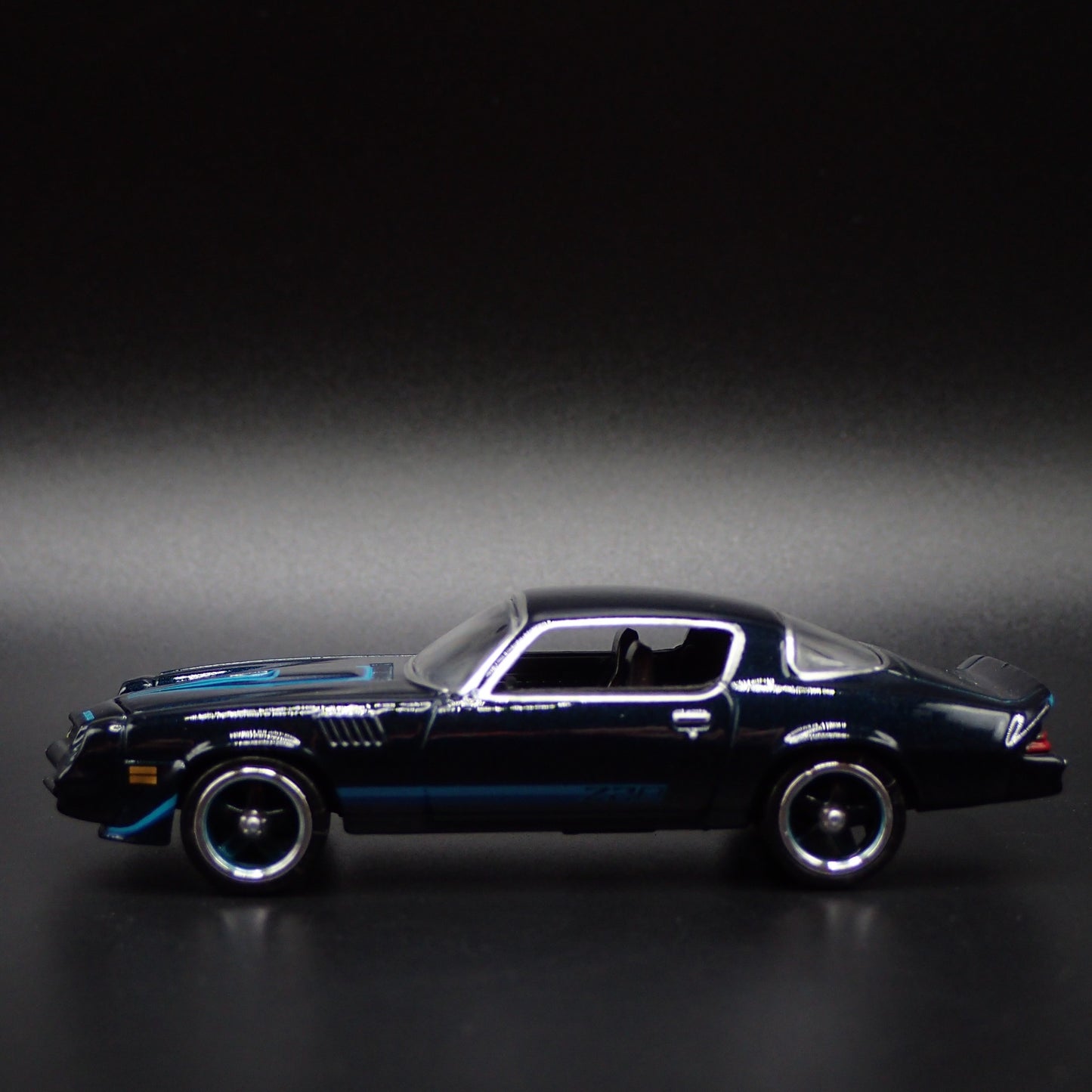 1979 79 CHEVY CHEVROLET CAMARO Z28 BLUE 1:64 SCALE DIORAMA DIECAST MODEL CAR