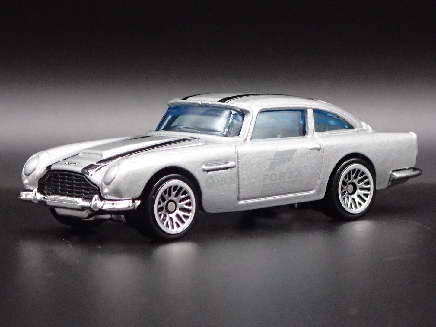 1963-1965 ASTON MARTIN DB5 FORZA SILVER 1/64 SCALE DIORAMA DIECAST MODEL CAR