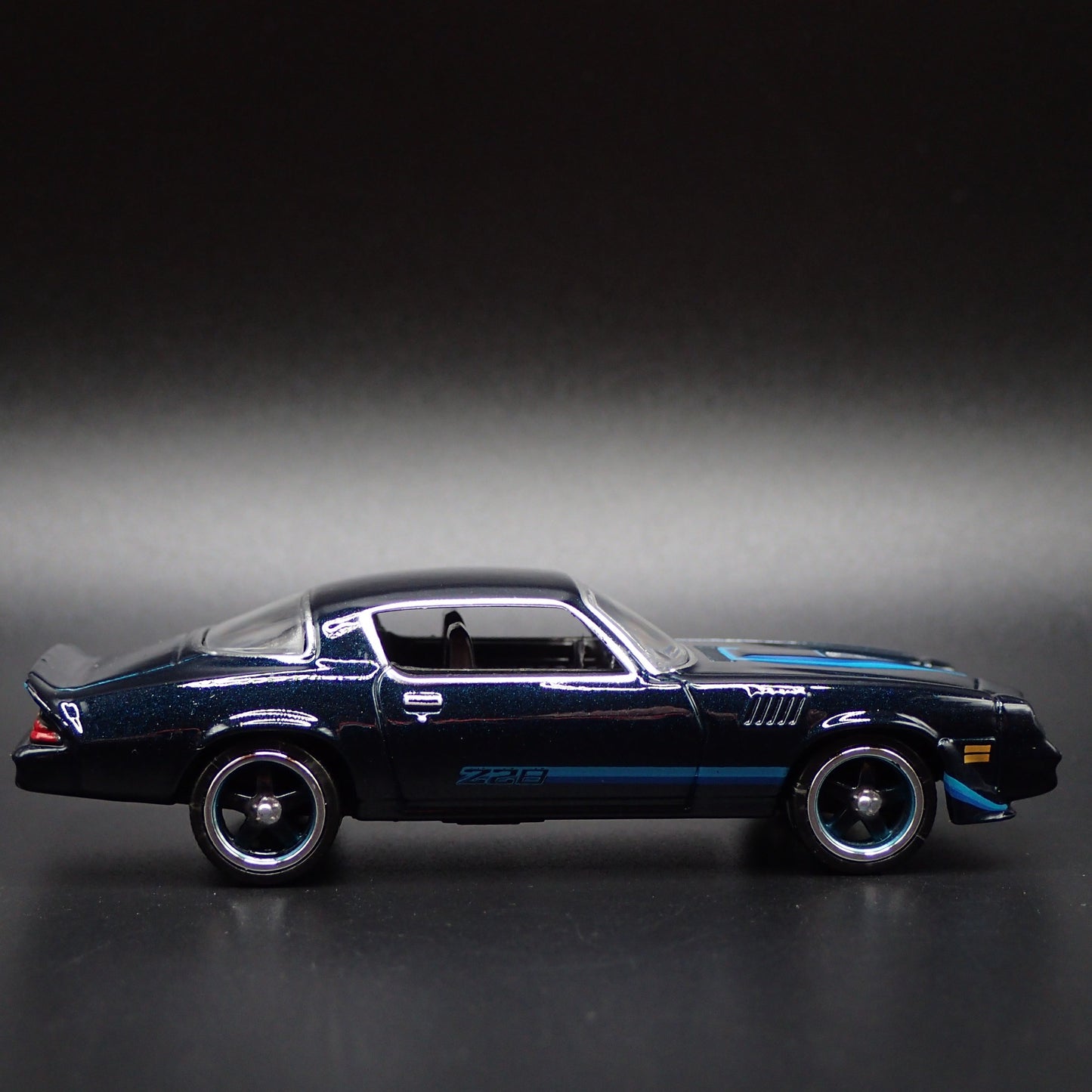 1979 79 CHEVY CHEVROLET CAMARO Z28 BLUE 1:64 SCALE DIORAMA DIECAST MODEL CAR