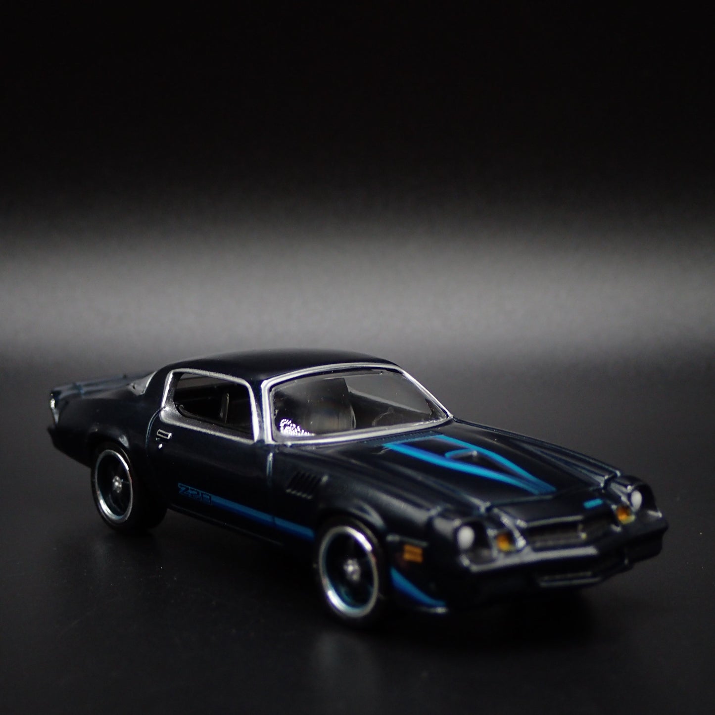 1979 79 CHEVY CHEVROLET CAMARO Z28 BLUE 1:64 SCALE DIORAMA DIECAST MODEL CAR