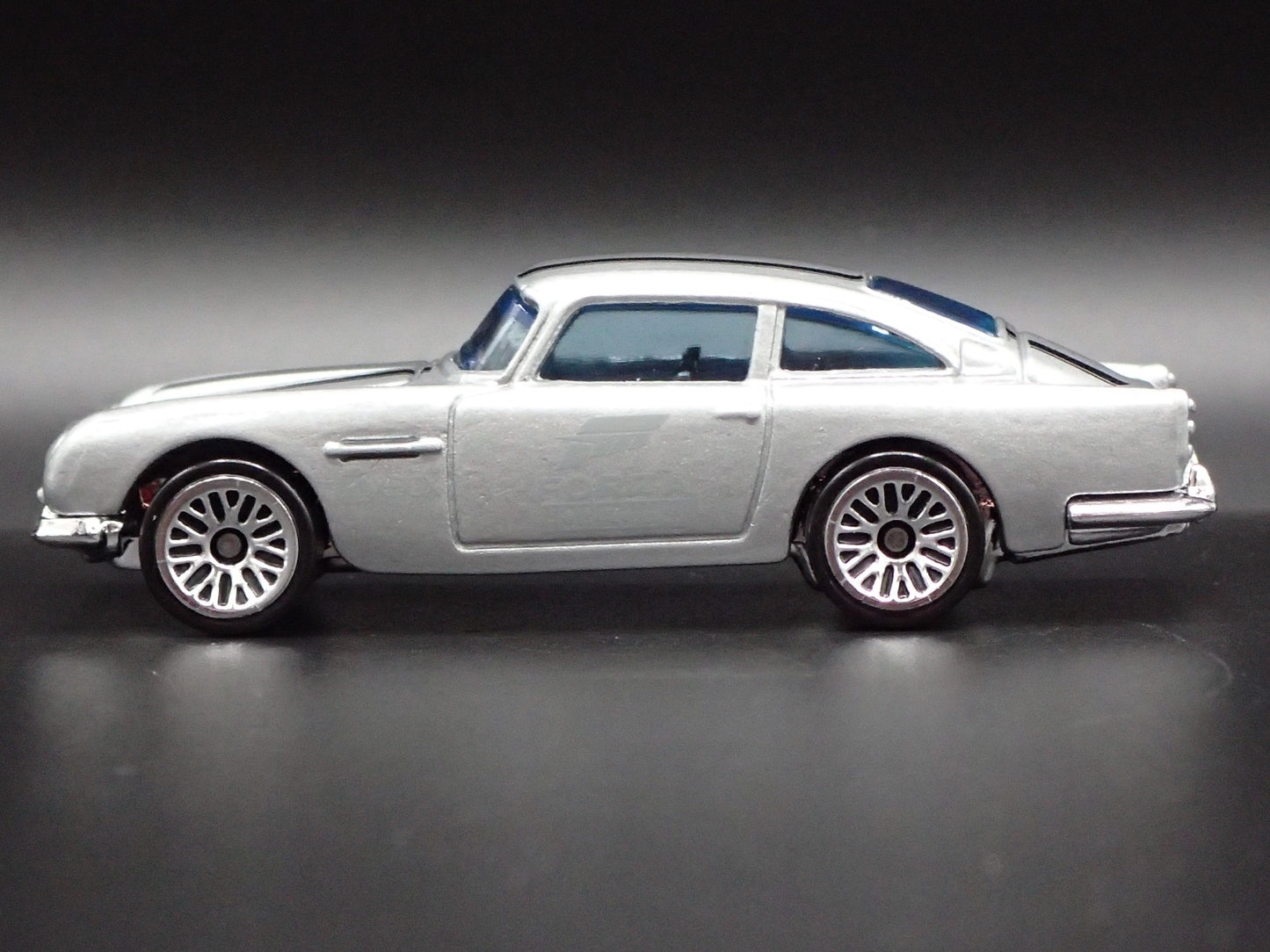 1963-1965 ASTON MARTIN DB5 FORZA SILVER 1/64 SCALE DIORAMA DIECAST MODEL CAR