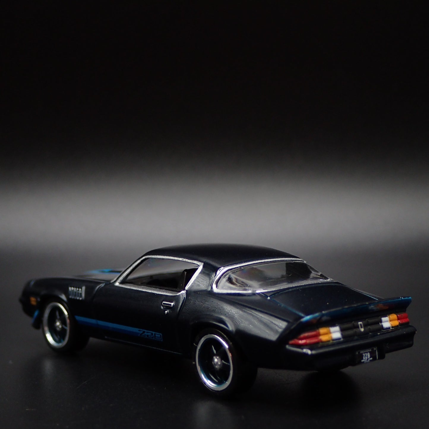 1979 79 CHEVY CHEVROLET CAMARO Z28 BLUE 1:64 SCALE DIORAMA DIECAST MODEL CAR