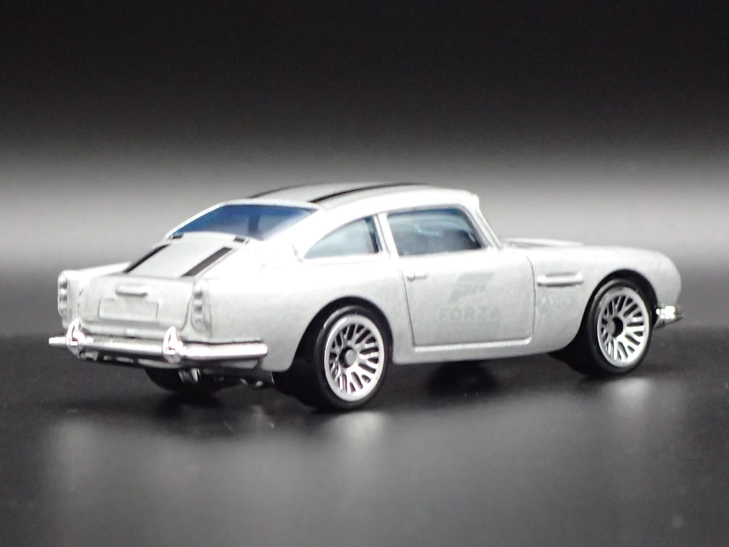 1963-1965 ASTON MARTIN DB5 FORZA SILVER 1/64 SCALE DIORAMA DIECAST MODEL CAR