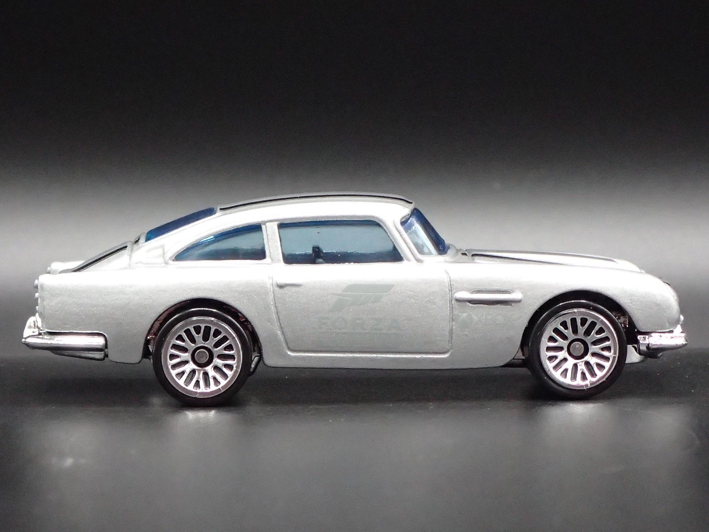 1963-1965 ASTON MARTIN DB5 FORZA SILVER 1/64 SCALE DIORAMA DIECAST MODEL CAR