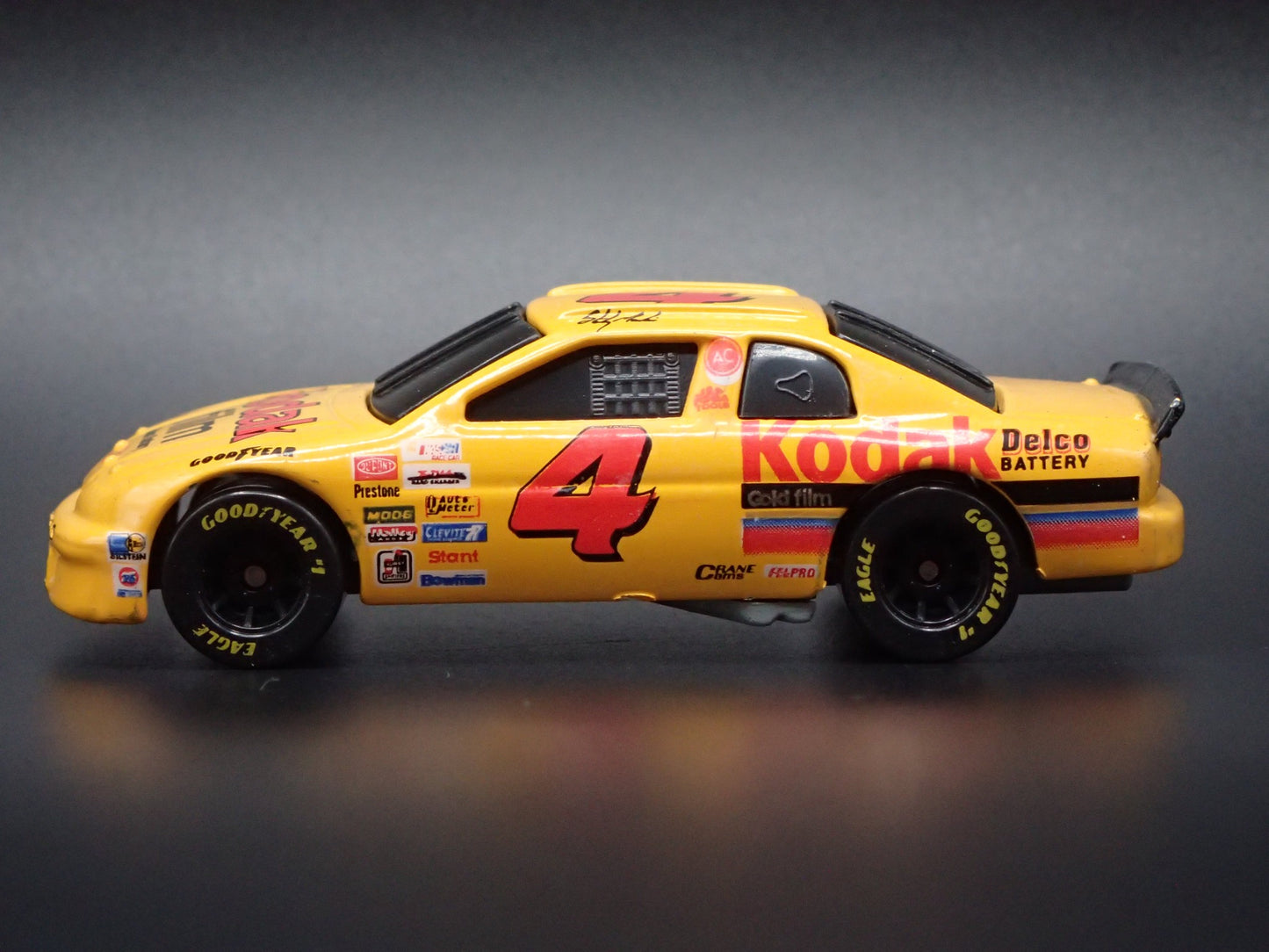 1995 CHEVROLET MONTE CARLO 4 STERLING MARLIN NASCAR 1:64 SCALE DIECAST MODEL CAR