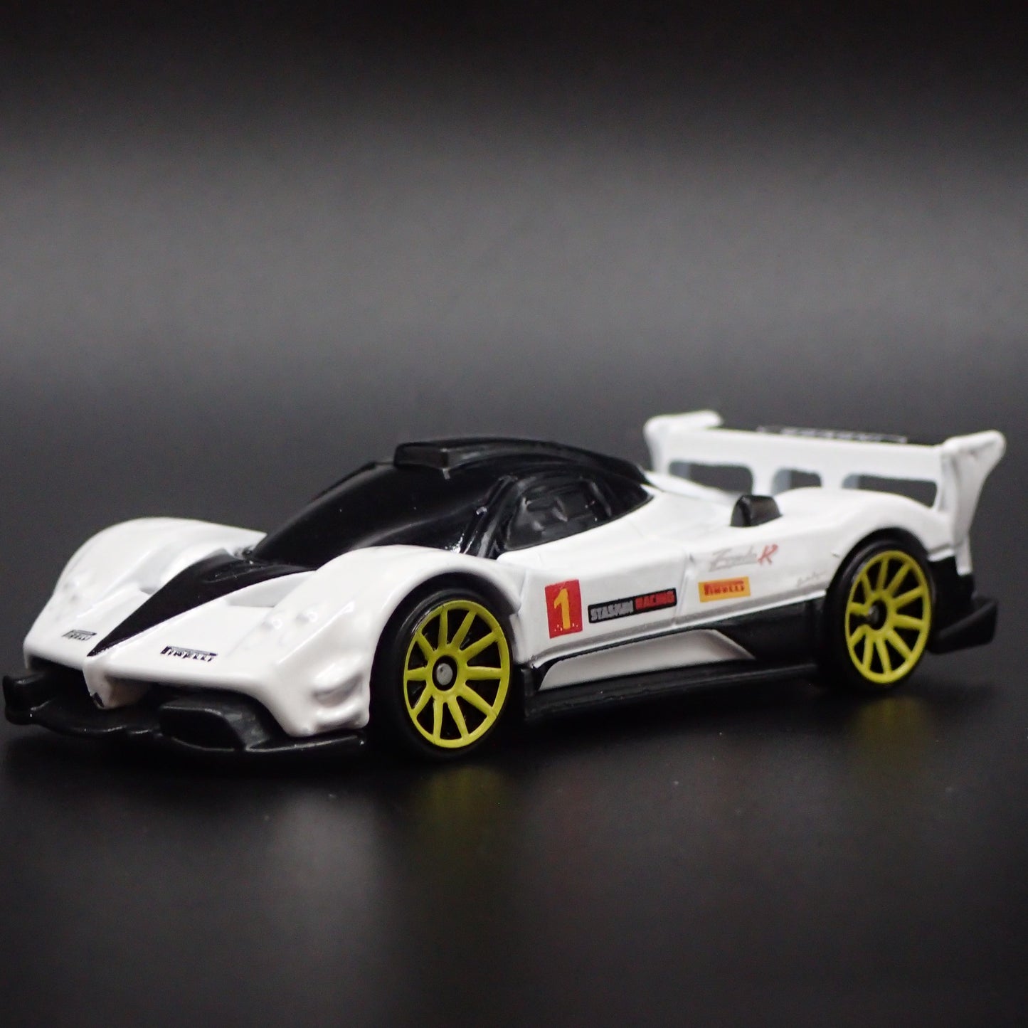 2009-2011 PAGANI ZONDA R SUPERCAR WHITE 1:64 SCALE DIORAMA DIECAST MODEL CAR