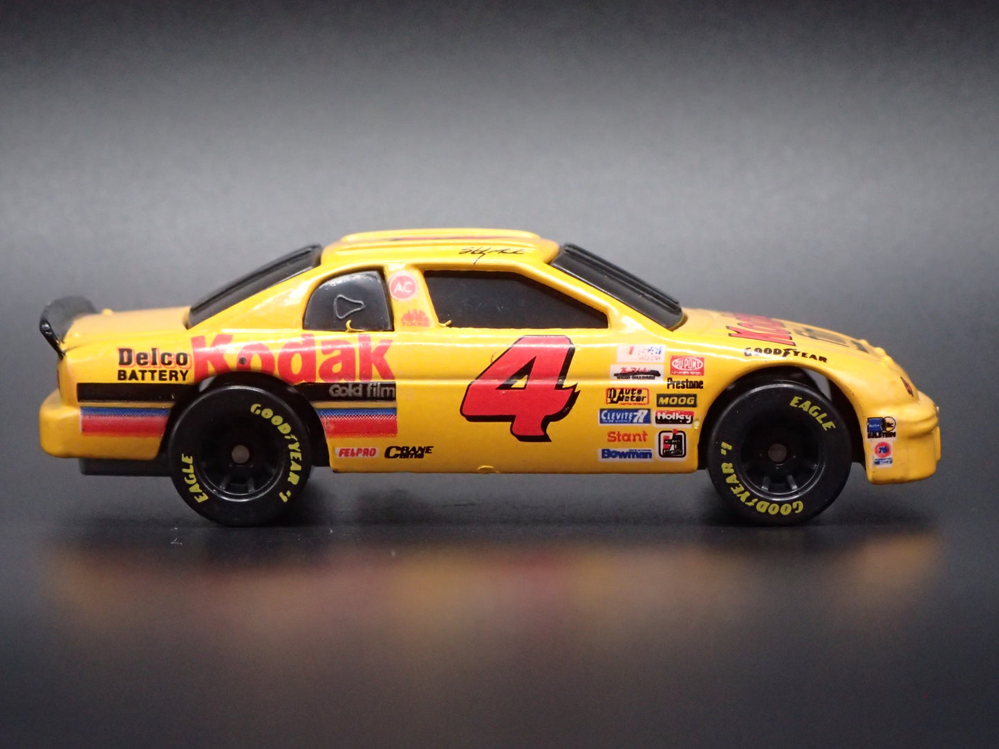 1995 CHEVROLET MONTE CARLO 4 STERLING MARLIN NASCAR 1:64 SCALE DIECAST MODEL CAR