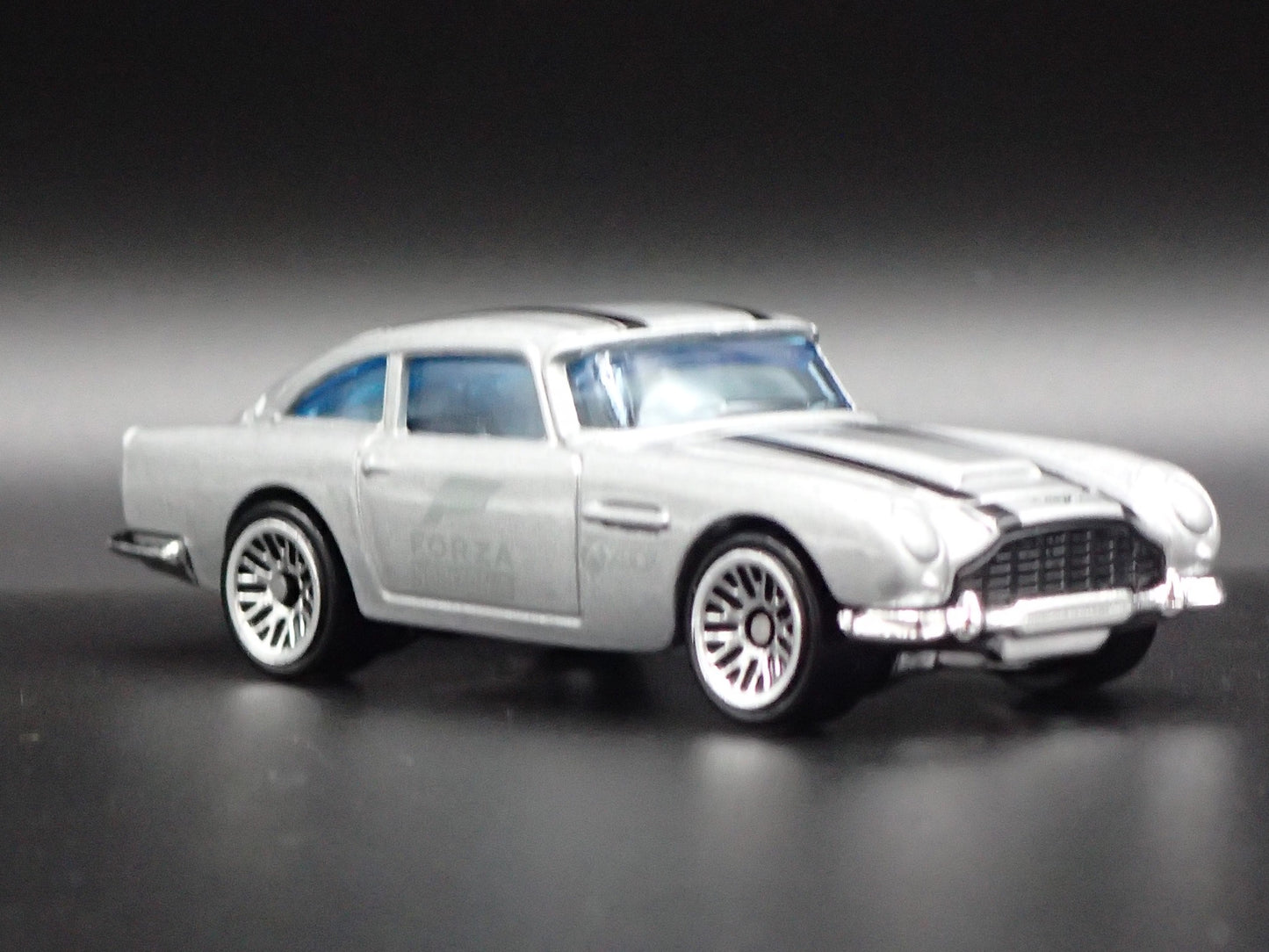 1963-1965 ASTON MARTIN DB5 FORZA SILVER 1/64 SCALE DIORAMA DIECAST MODEL CAR