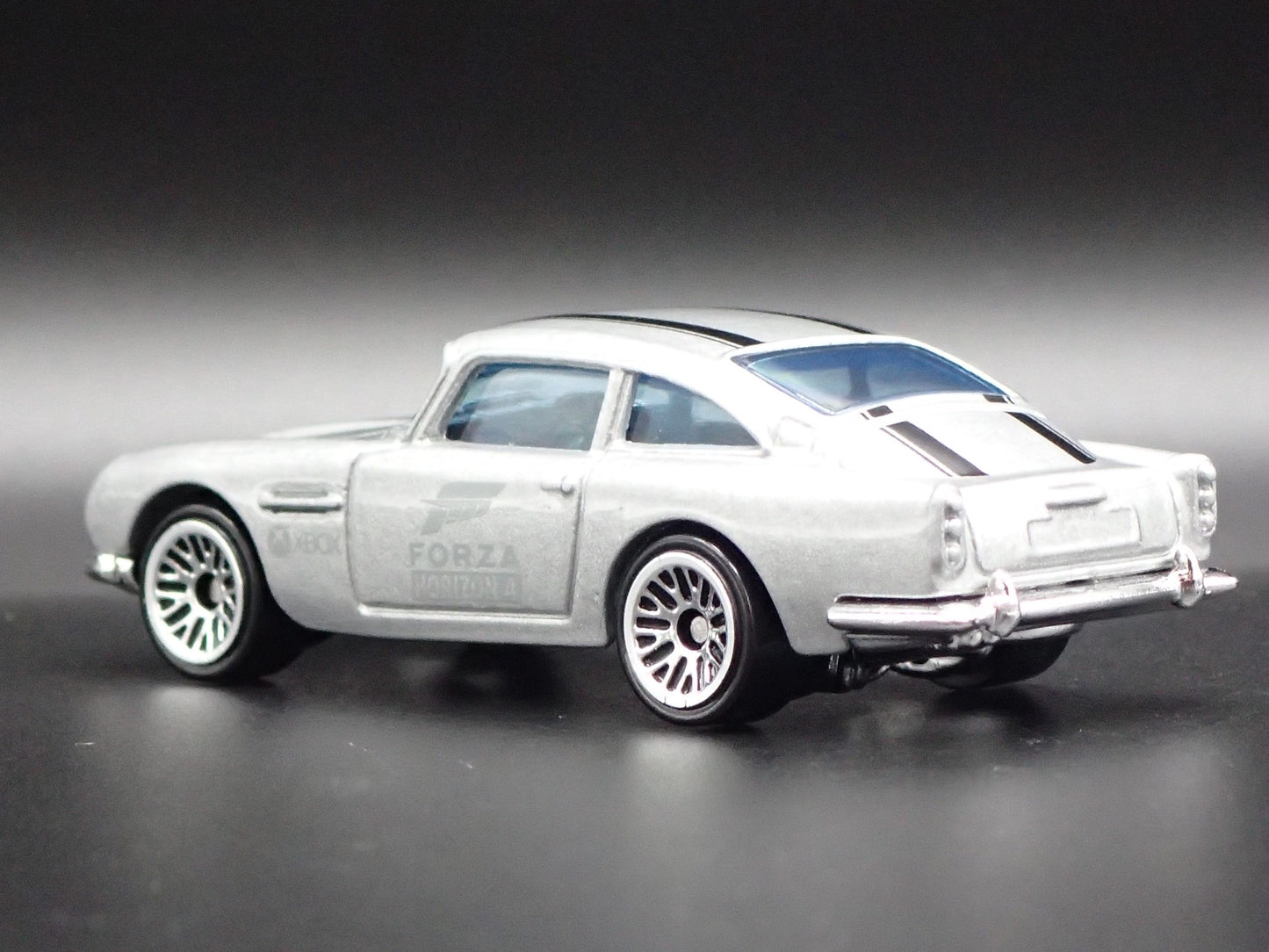 1963-1965 ASTON MARTIN DB5 FORZA SILVER 1/64 SCALE DIORAMA DIECAST MODEL CAR