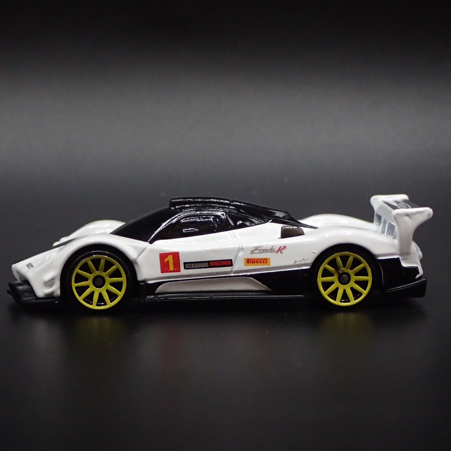 2009-2011 PAGANI ZONDA R SUPERCAR WHITE 1:64 SCALE DIORAMA DIECAST MODEL CAR